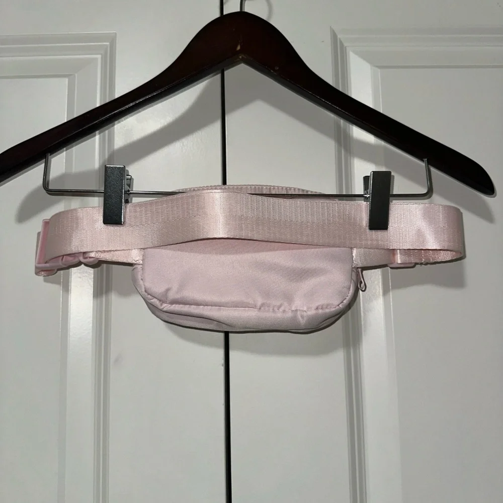 Yogalicious Soft Adjustable Lightweight Belt Bag OS